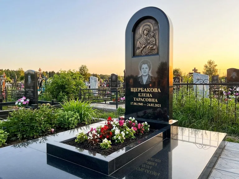 Памятник с барельефом — выполненная работа 35 в Мурманске