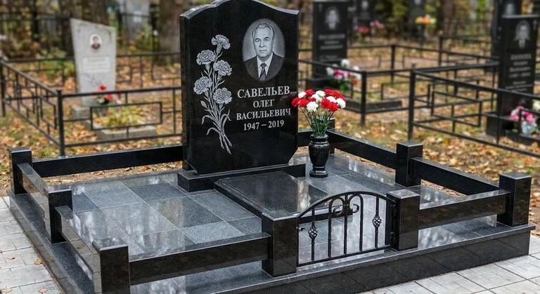 Памятник с гравировкой гвоздик — выполненная работа «Савельев» в Мурманске