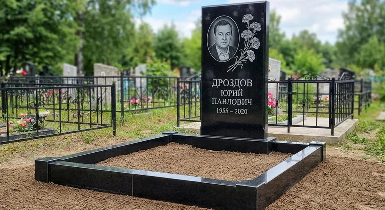 Памятник с гравировкой гвоздик — выполненная работа «Дроздов» в Мурманске