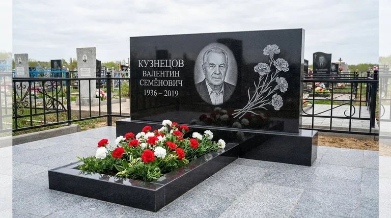 Памятник с гравировкой гвоздик — выполненная работа «Кузнецов» в Мурманске