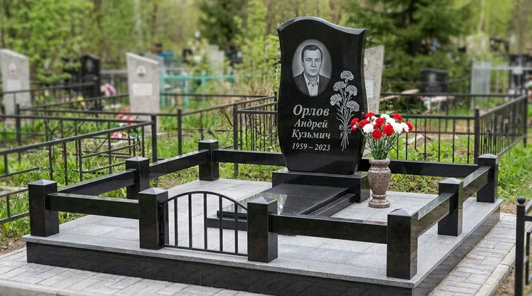 Памятник с гравировкой гвоздик — выполненная работа «Орлов» в Мурманске