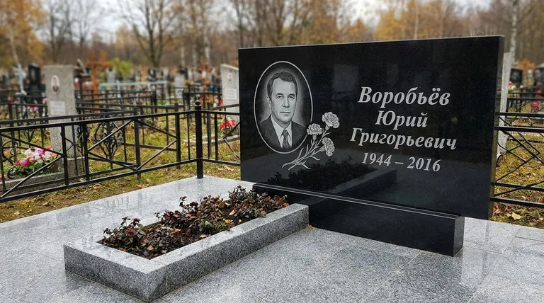 Памятник с гравировкой гвоздик — выполненная работа «Воробьёв» в Мурманске