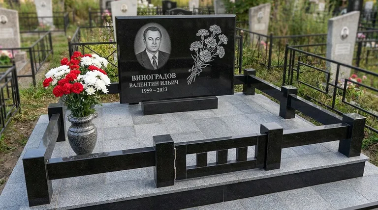 Памятник с гравировкой гвоздик — выполненная работа «Виноградов» в Мурманске