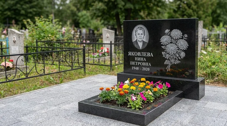Памятник с гравировкой хризантем — выполненная работа «Соколов» в Мурманске