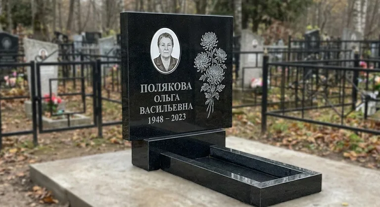 Памятник с гравировкой хризантем — выполненная работа «Полякова» в Мурманске