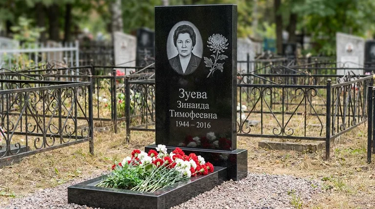 Памятник с гравировкой хризантем — выполненная работа «Зуева» в Мурманске