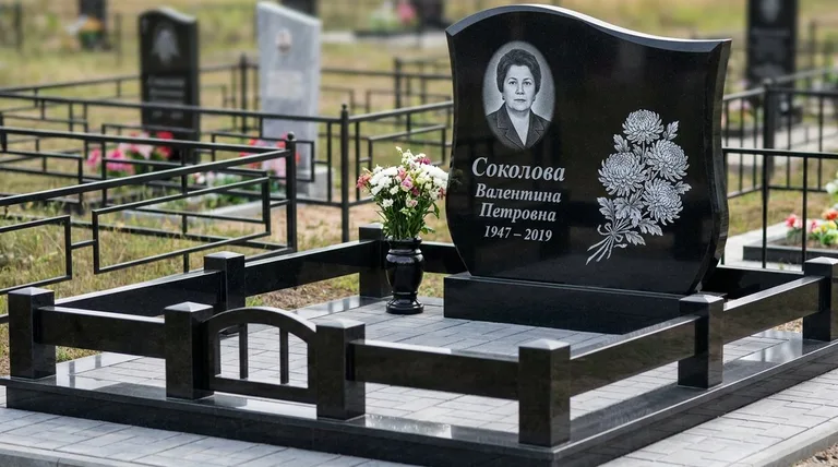 Памятник с гравировкой хризантем — выполненная работа «Соколова» в Мурманске