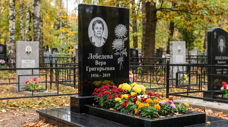Памятник с гравировкой хризантем — выполненная работа «Лебедева» в Мурманске