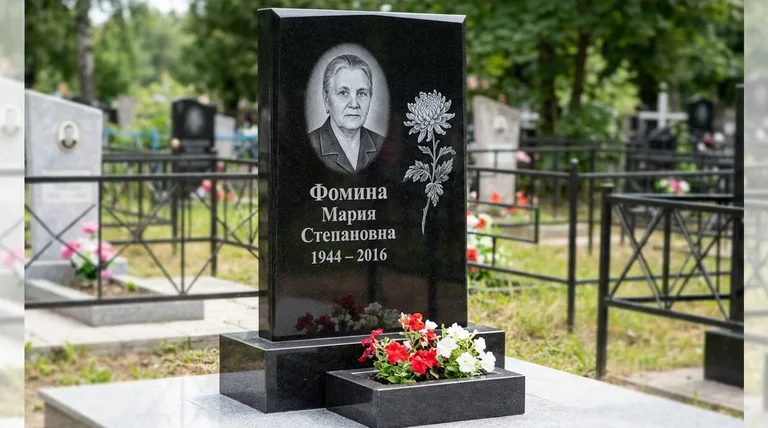 Памятник с гравировкой хризантем — выполненная работа «Фомина» в Мурманске