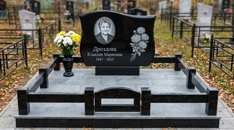 Памятник с гравировкой хризантем — выполненная работа «Дроздова» в Мурманске
