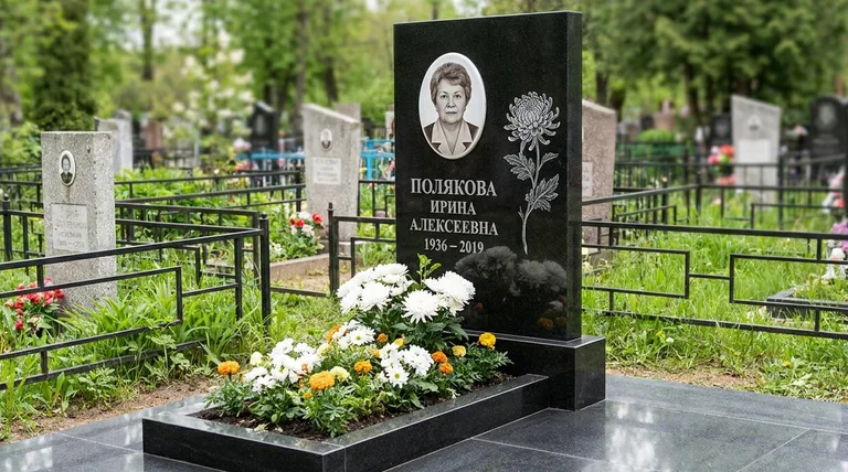 Памятник с гравировкой хризантем — выполненная работа «Полякова» в Мурманске