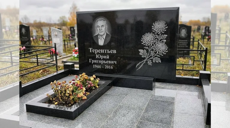 Памятник с гравировкой хризантем — выполненная работа «Терентьев» в Мурманске