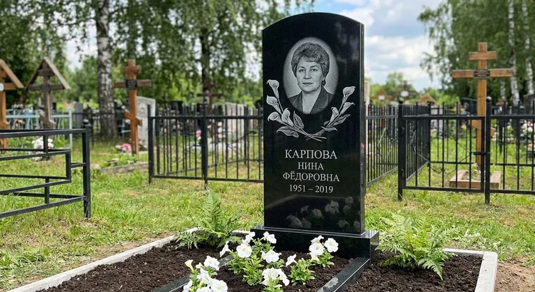 Памятник с гравировкой калл — выполненная работа «Карпова» в Мурманске