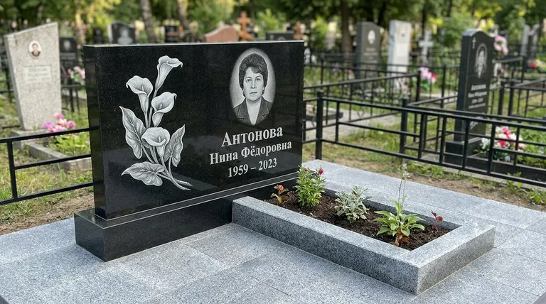 Памятник с гравировкой калл — выполненная работа «Антонова» в Мурманске