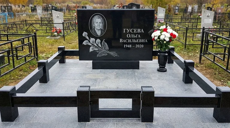 Памятник с гравировкой калл — выполненная работа «Гусева» в Мурманске