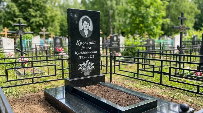 Памятник с гравировкой калл — выполненная работа «Крылова» в Мурманске