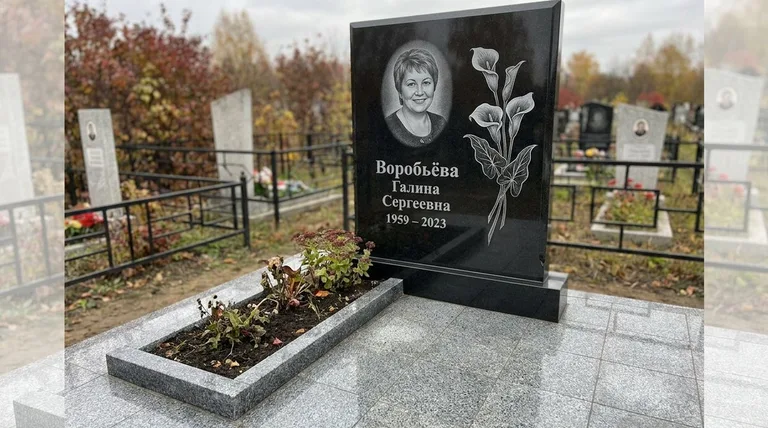 Памятник с гравировкой калл — выполненная работа «Воробьёва» в Мурманске