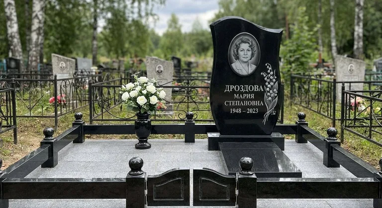 Памятник с гравировкой ландышей — выполненная работа «Дроздова» в Мурманске