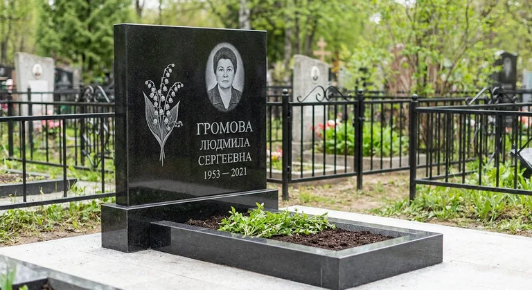 Памятник с гравировкой ландышей — выполненная работа «Громова» в Мурманске