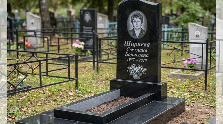 Памятник с гравировкой ландышей — выполненная работа «Ширяева» в Мурманске