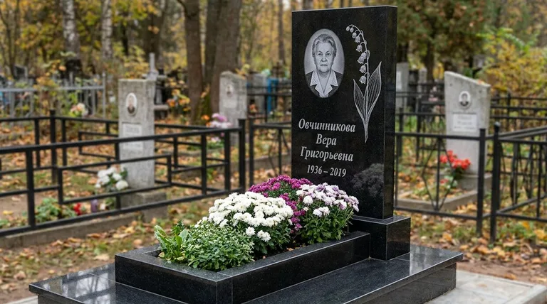 Памятник с гравировкой ландышей — выполненная работа «Овчинникова» в Мурманске