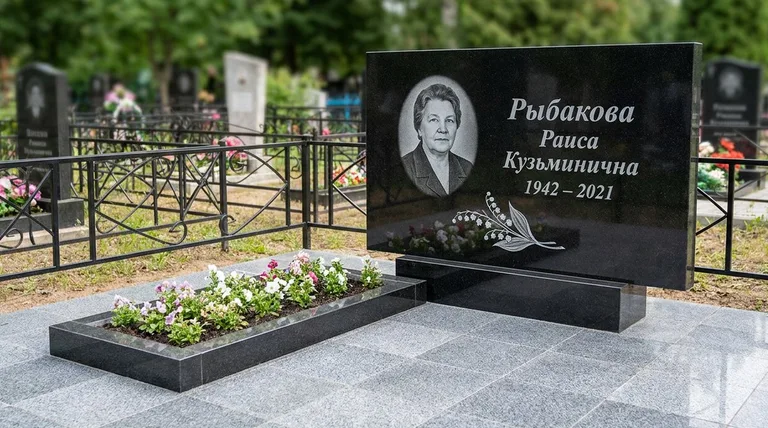 Памятник с гравировкой ландышей — выполненная работа «Рыбакова» в Мурманске