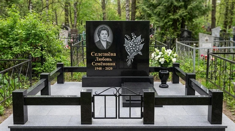 Памятник с гравировкой ландышей — выполненная работа «Селезнёва» в Мурманске