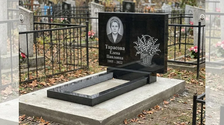 Памятник с гравировкой ландышей — выполненная работа «Тарасова» в Мурманске