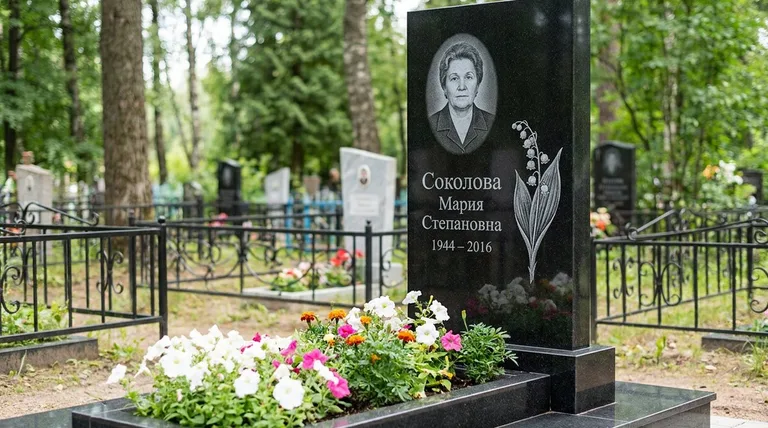 Памятник с гравировкой ландышей — выполненная работа «Соколова» в Мурманске