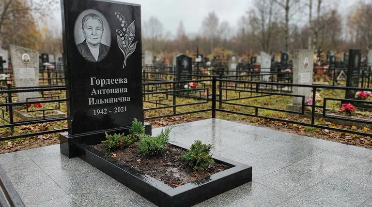 Памятник с гравировкой ландышей — выполненная работа «Гордеева» в Мурманске