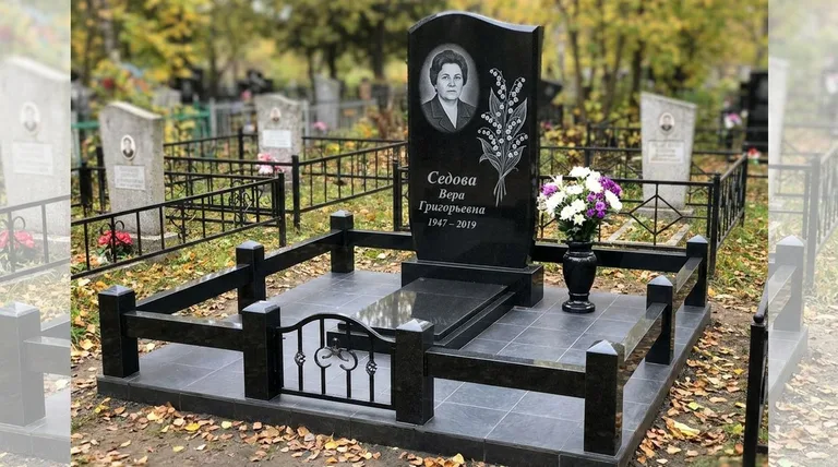 Памятник с гравировкой ландышей — выполненная работа «Седова» в Мурманске