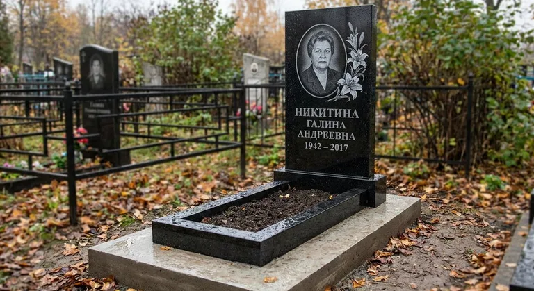 Памятник с гравировкой лилий — выполненная работа «Никитина» в Мурманске