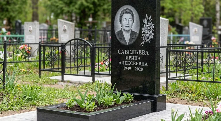 Памятник с гравировкой лилий — выполненная работа «Савельева» в Мурманске