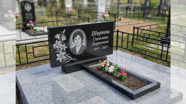 Памятник с гравировкой лилий — выполненная работа «Ширяева» в Мурманске