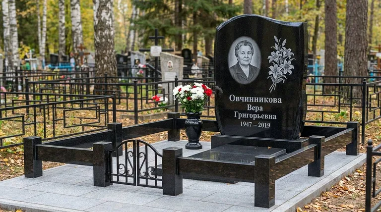 Памятник с гравировкой лилий — выполненная работа «Овчинникова» в Мурманске