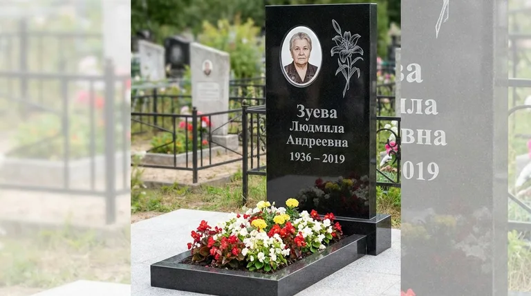 Памятник с гравировкой лилий — выполненная работа «Зуева» в Мурманске