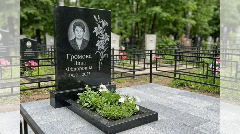 Памятник с гравировкой лилий — выполненная работа «Громова» в Мурманске