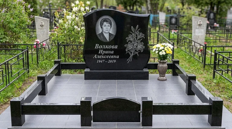 Памятник с гравировкой лилий — выполненная работа «Волкова» в Мурманске