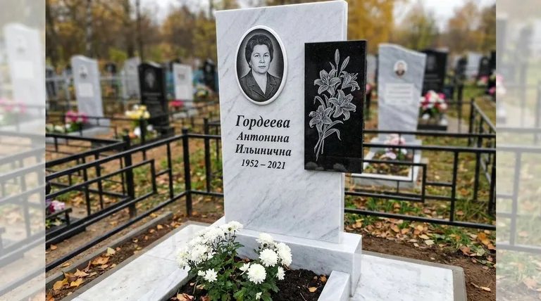 Памятник с гравировкой лилий — выполненная работа «Гордеева» в Мурманске