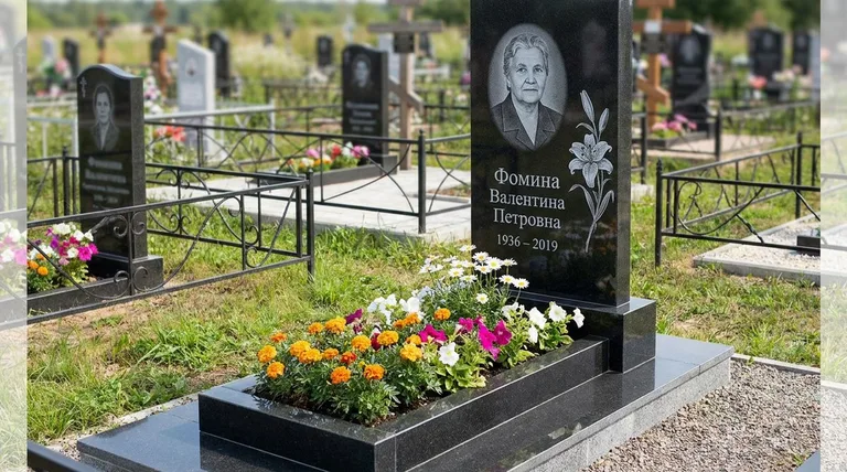 Памятник с гравировкой лилий — выполненная работа «Фомина» в Мурманске