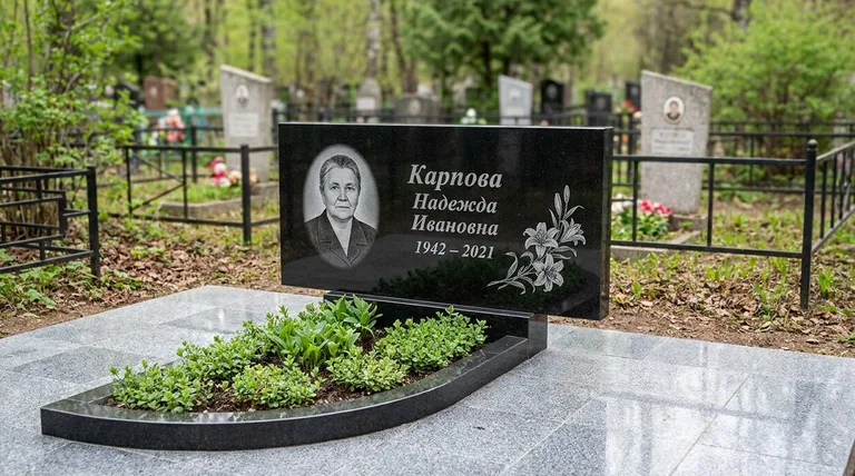 Памятник с гравировкой лилий — выполненная работа «Карпова» в Мурманске