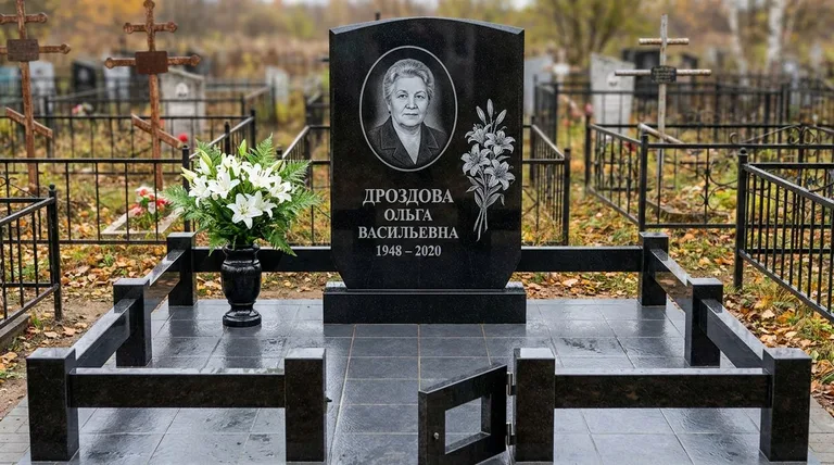 Памятник с гравировкой лилий — выполненная работа «Дроздова» в Мурманске