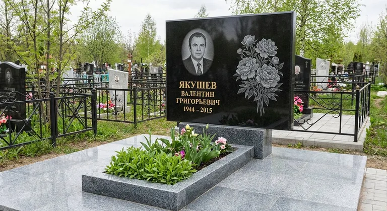 Памятник с гравировкой пионов — выполненная работа «Якушев» в Мурманске