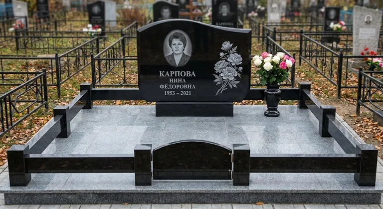 Памятник с гравировкой пионов — выполненная работа «Карпова» в Мурманске
