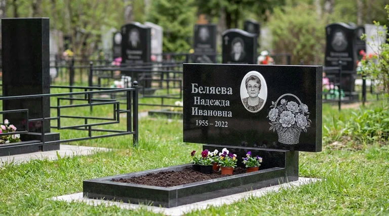 Памятник с гравировкой пионов — выполненная работа «Беляева» в Мурманске