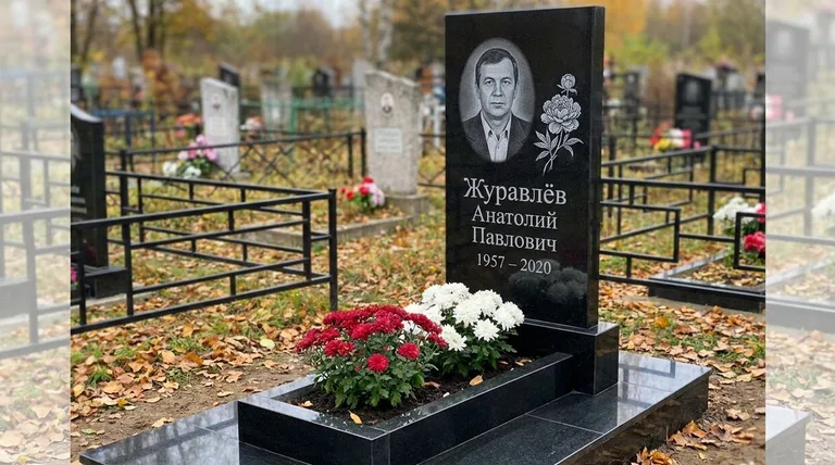 Памятник с гравировкой пионов — выполненная работа «Журавлёв» в Мурманске