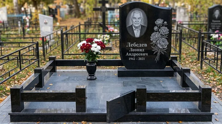 Памятник с гравировкой пионов — выполненная работа «Лебедев» в Мурманске