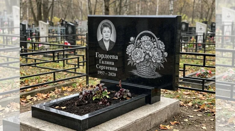 Памятник с гравировкой пионов — выполненная работа «Гордеева» в Мурманске