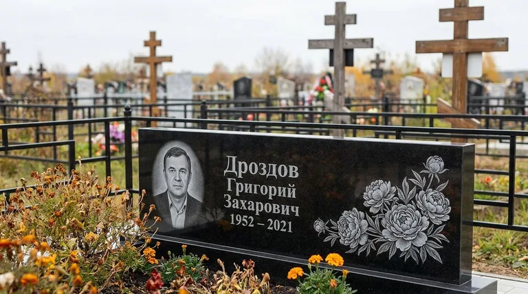 Памятник с гравировкой пионов — выполненная работа «Дроздов» в Мурманске
