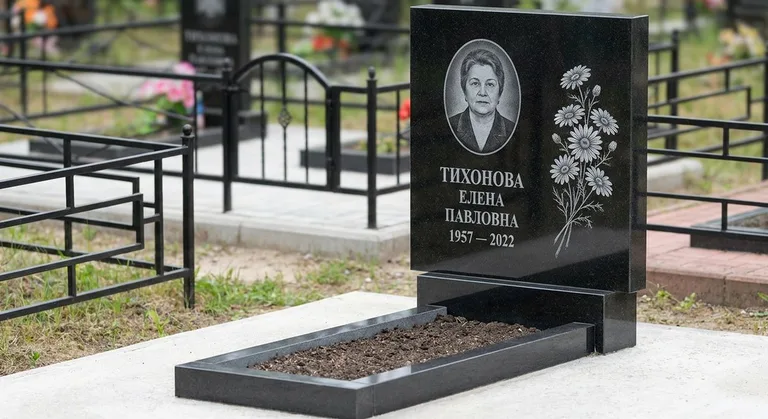 Памятник с гравировкой ромашек — выполненная работа «Тихонова» в Мурманске